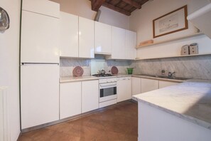 Een koelkast, een oven, een kookplaat, een vaatwasser