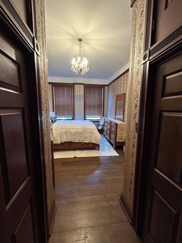 3 habitaciones, tabla de planchar con plancha, wifi y ropa de cama