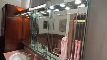 Secador de pelo, toallas, jabón y papel higiénico