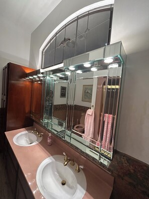 Secador de pelo, toallas, jabón y papel higiénico
