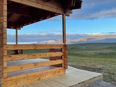 Cozy Cottage on Hillside with Breathtaking Mountain Views, 3 mins from Route 1