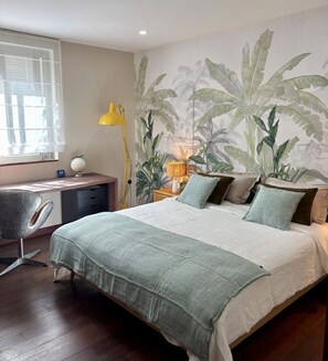 4 habitaciones, escritorio y tabla de planchar con plancha 