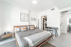 1 dormitorio, escritorio, tabla de planchar con plancha y wifi