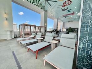 Property grounds - Chic 1BR Condo with City Views and Top Amenities (Miami)