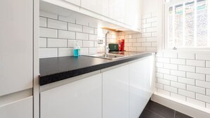 Ovn, kokeplater, oppvaskmaskin og brødrister