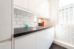 Four, plaque de cuisson, lave-vaisselle, grille-pain