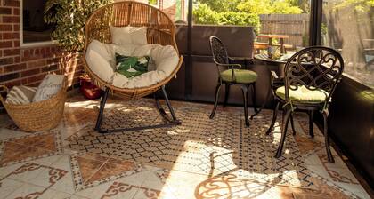 The Lantern House EXPERIENCE w/ Hot Tub & Game Room in Pflugerville