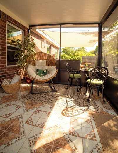 The Lantern House EXPERIENCE w/ Hot Tub & Game Room in Pflugerville