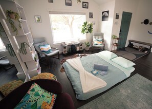 3 slaapkamers, een bureau, een strijkplank/strijkijzer, reisbedje