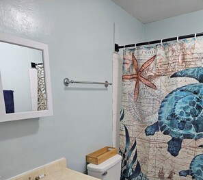 Haartrockner, Handtücher, Seife, Toilettenpapier