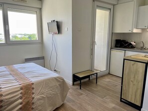 Tabla de planchar con plancha y ropa de cama