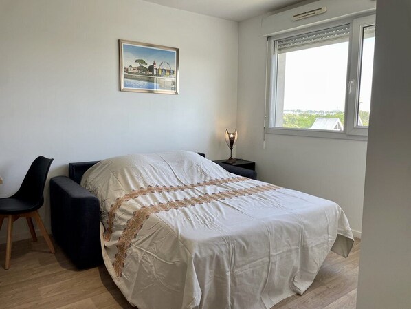 Iron/ironing board, bed sheets