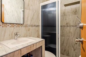 Douche, serviettes fournies, savon, papier toilette