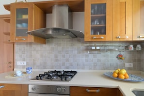 Micro-ondes, four, plaque de cuisson, lave-vaisselle