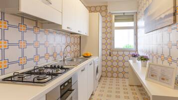Fridge, microwave, oven, stovetop