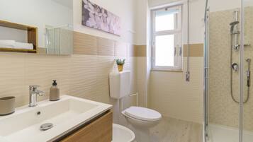 Shower, hair dryer, bidet, towels