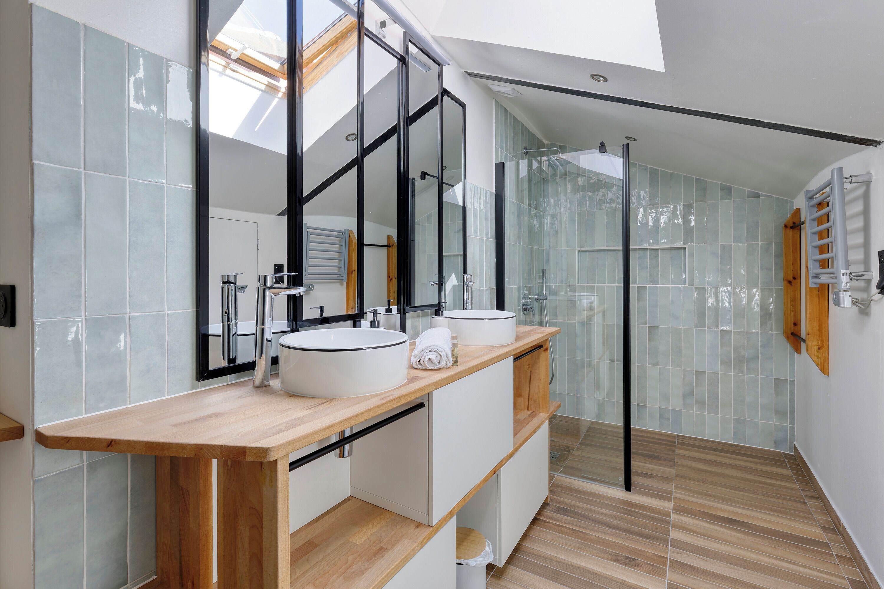 Douche, articles de toilette gratuits, sèche-cheveux
