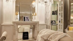 A luxurious bathroom with a marble vanity, a large mirror, and a chandelier. - Luxurious 3 Bedroom Apartment near Pantheon (Roma)