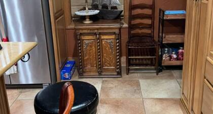 Charming 3-bedroom 3 story lake house with WiFi and AC in lovely Beech Bluff