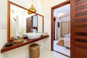 Habitación Confort con 2 camas individuales, lanai, vistas al jardín | Baño | Ducha, secador de pelo, toallas y jabón