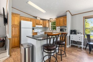 Frigorífico, microondas, horno y placa de cocina