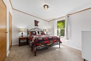 4 makuuhuonetta, työpöytä, silitysrauta/-lauta, ilmainen Wi-Fi