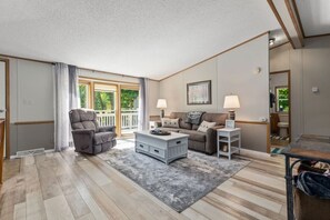 Una Smart TV, una chimenea, libros