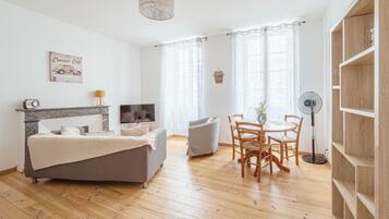 Smart-TV, Bücher, Arbeitsbereiche