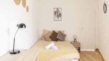 1 chambre, bureau, fer et planche Ă repasser, lit parapluie