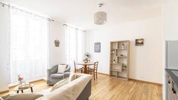 TV connectée, livres, espaces bureaux