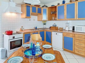 Een koelkast, een oven, een vaatwasser, een broodrooster