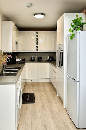 Frigorifero, microonde, forno, piano cottura