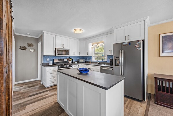 Réfrigérateur, micro-ondes, four, plaque de cuisson