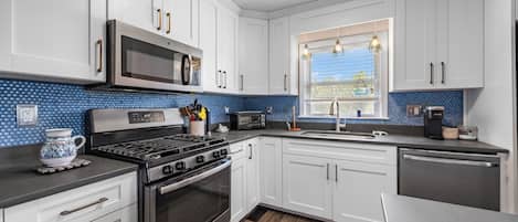 ثلاجة، ميكروويف، فرن، موقد طهي مسطح