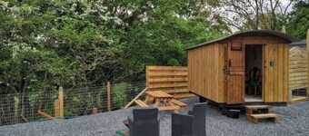 Tranquil Cabin Retreat in Llandovery