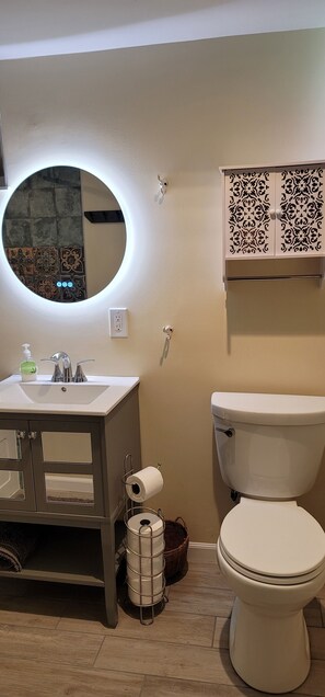 Secadora de cabello, toallas, jabón, papel de baño 