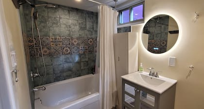 Stylish Studio in Amazing Takoma Park -7 minutes walk to Takoma Metro