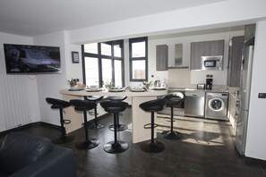 Fridge, microwave, stovetop, dishwasher