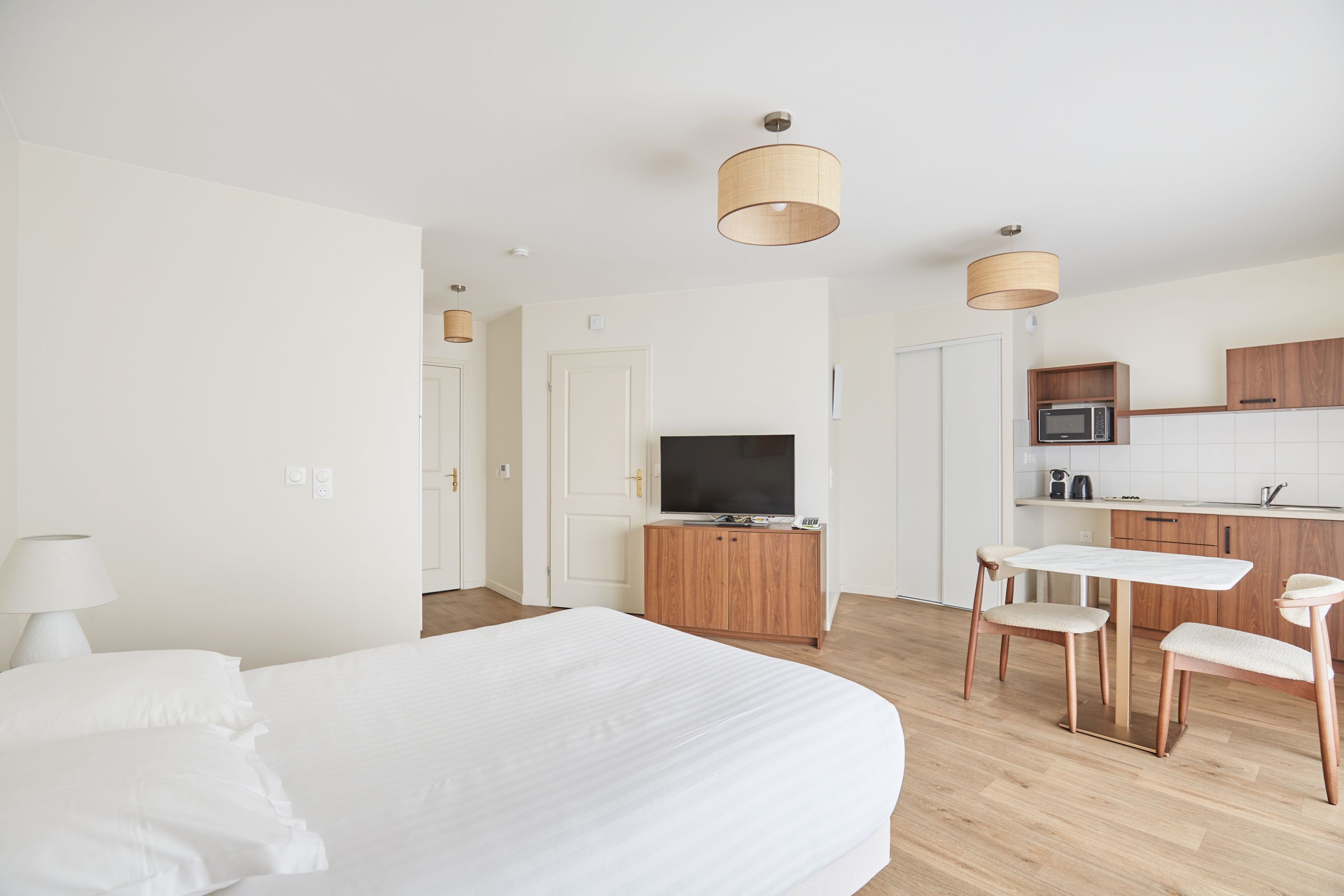 Iron/ironing board, free WiFi, bed sheets