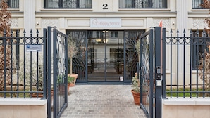 A building entrance with a sign reading "Happy Senior" and a number "2" above the door. - T3 familial 6 pers. | Train pour Paris à 5 min (Levallois-Perret)