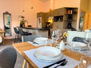 Dining - Cosy Queenstown Home with Breathtaking Views (Queenstown)
