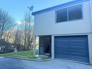 Exterior - Cosy Queenstown Home with Breathtaking Views (Queenstown)