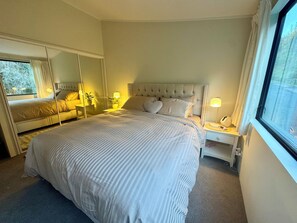 3 bedrooms, iron/ironing board, WiFi, bed sheets - Cosy Queenstown Home with Breathtaking Views (Queenstown)