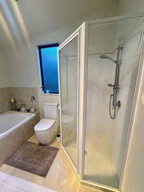 Shower, jetted bath, hair dryer, towels - Cosy Queenstown Home with Breathtaking Views (Queenstown)
