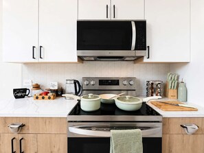 Refrigerador, microondas, horno y parrilla de estufa 