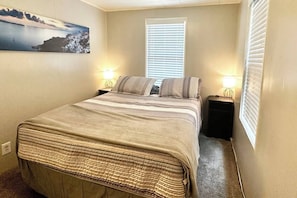 4 bedrooms, iron/ironing board, WiFi, bed sheets