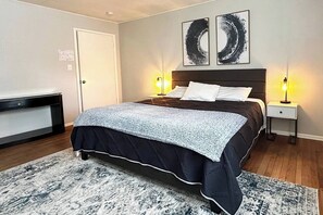 4 bedrooms, iron/ironing board, WiFi, bed sheets