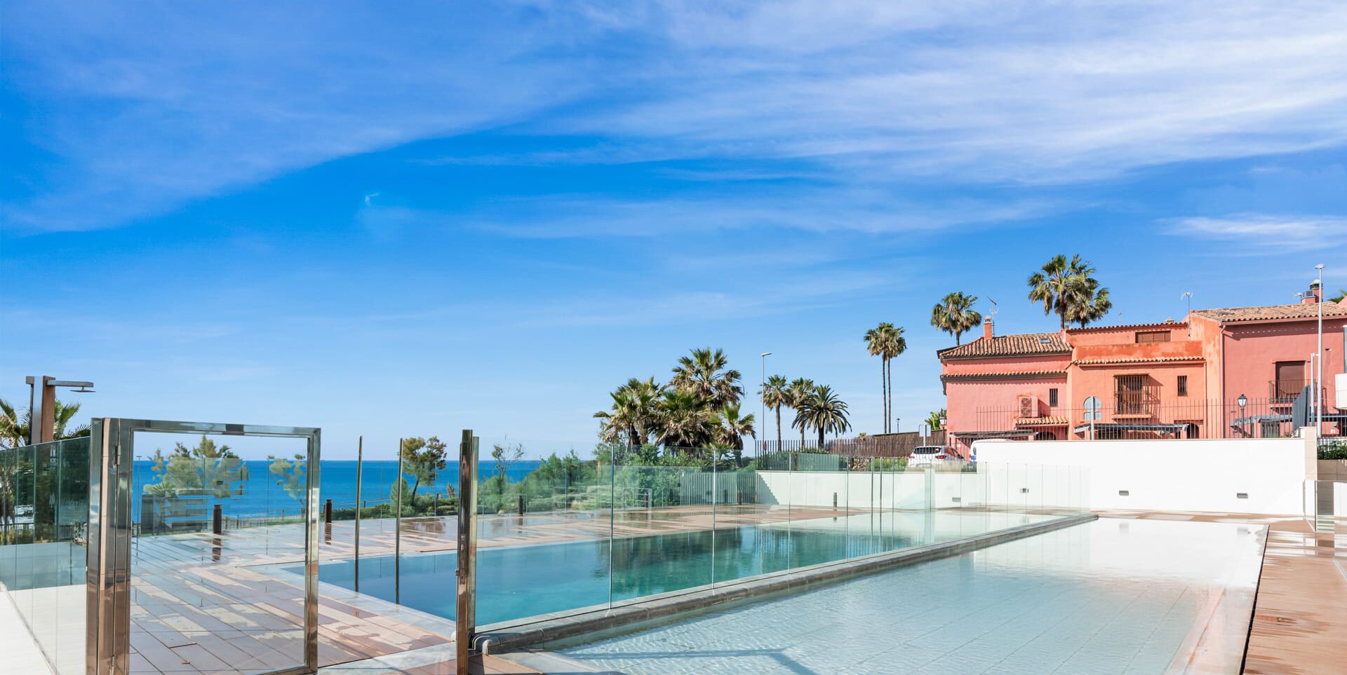 Una piscina techada, una piscina climatizada