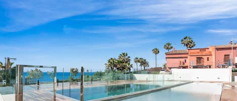 Piscine intérieure, piscine extérieure