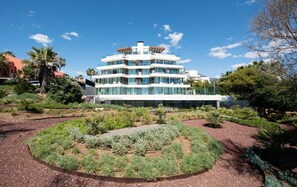 A multi-story building with a modern architectural design, surrounded by landscaped gardens and palm trees. - Sapphire | Sea view - pool - terrace (Estepona)